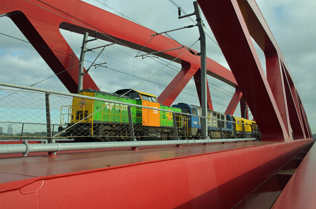Speno-Schienenschleifzug gefhrt von RRF-lok 18 und Rurtalbahn G2000 V 206.