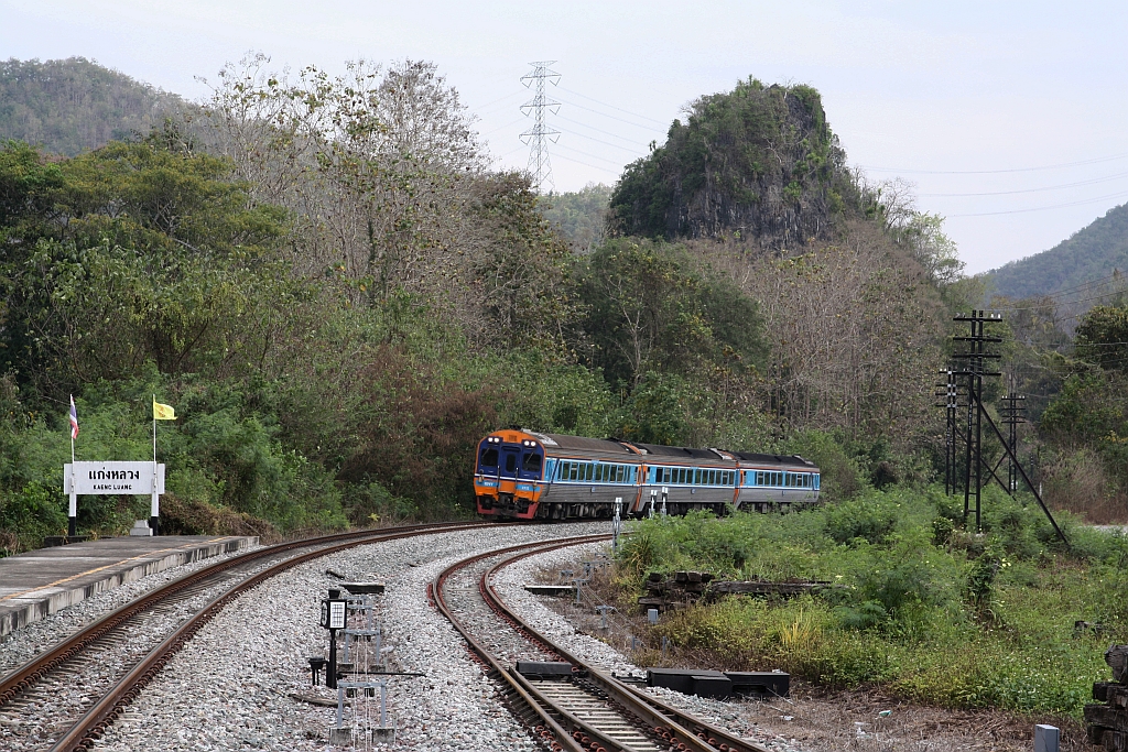 SpExp 7 (Krung Thep Aphiwat - Chiang Mai) mit dem APD.60 2532 als erstes Fahrzeug am 25.Februar 2026 in der Kaeng Luang Station.