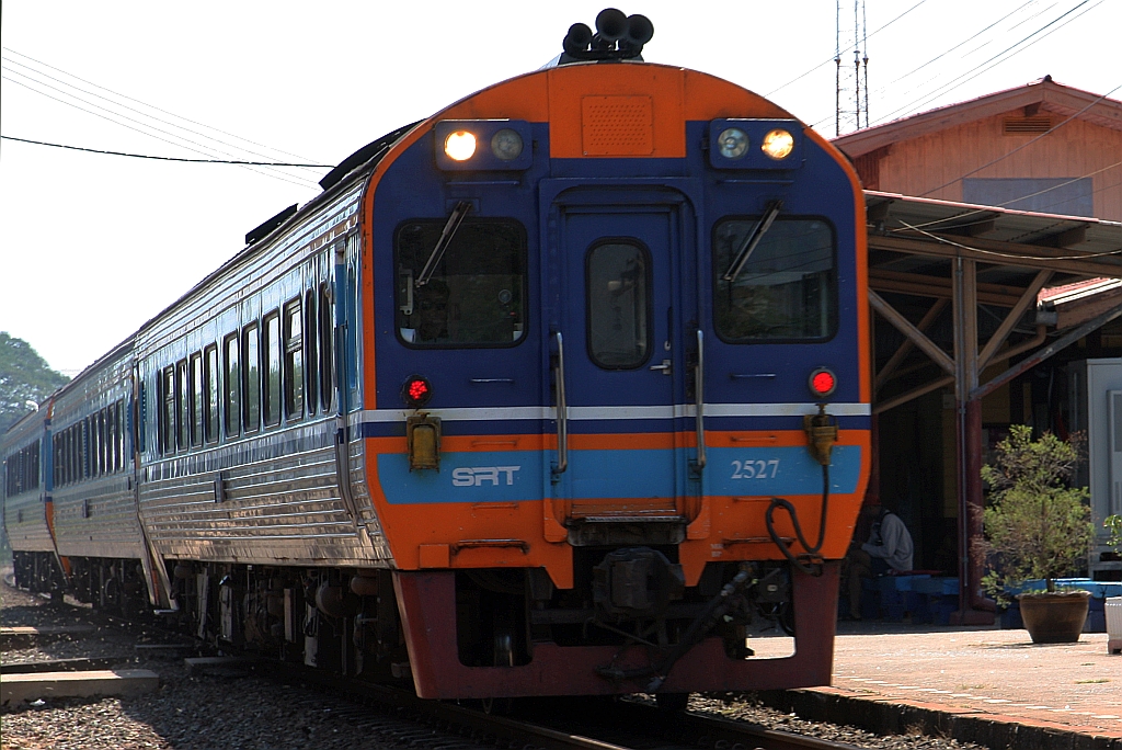 Sp.Exp 7 (Krung Thep Aphiwat - Chiang Mai) mit dem APD.60 2527 als erstes Fahrzeug fährt am 27.Februar 2026 durch die Phichai Station.