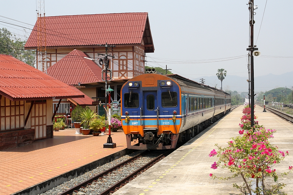 SpExp 8 (Chiang Mai - Krung Thep Aphiwat) mit dem APD.60 2525 als erstes Fahrzeug am 25.März 2023 in der Ban Pin Station.