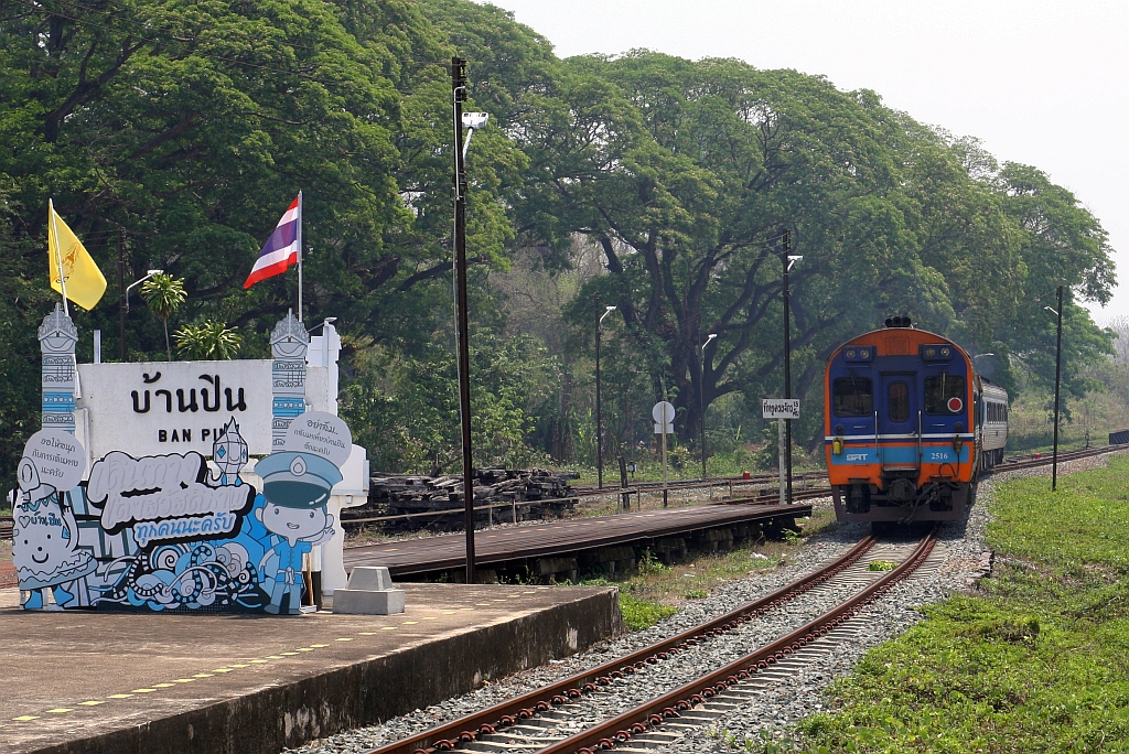 SpExp 8 (Chiang Mai - Krung Thep Aphiwat) mit dem APD.20 2516 als letztes Fahrzeug verlässt am 25.März 2023 die Ban Pin Station.