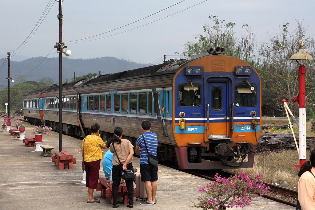 Sp.EXP. 8 (Chiang Mai - Krung Thep Aphiwat) mit dem APD.60 2544 als erstes Fahrzeug fährt am 25.Februar 2026 in die Ban Pin Station ein.