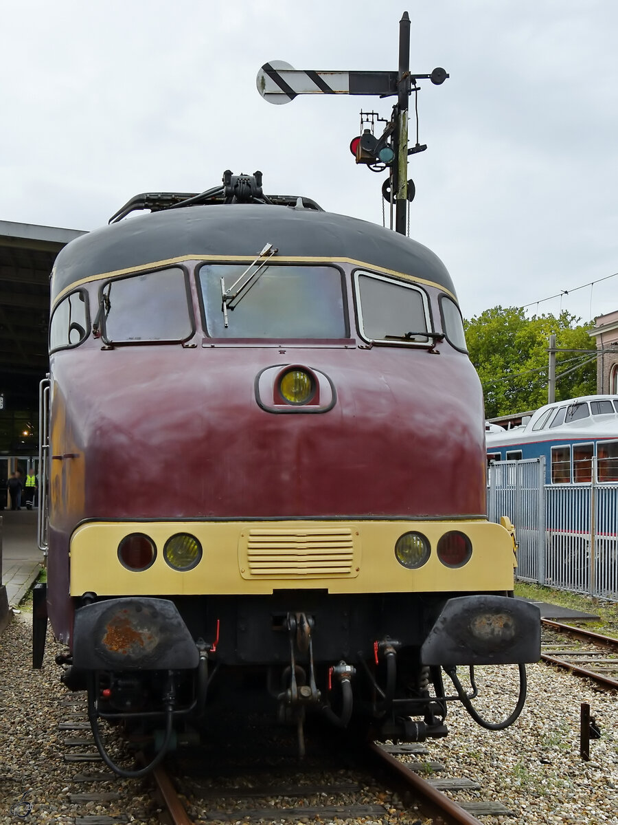 Speziell f�r den Posttransport wurden in den Niederlanden sogenannte Motorpostwagen mit einer Bodenfl�che von 41 m� und einer Ladekapazit�t von 15 Tonnen gebaut. Diese konnte auch 200 Tonnen an Wagenlast ziehen. Als 1997 beschlossen wurde, den gesamten Posttransport auf die Stra�e zu verlegen, waren die Fahrzeuge pl�tzlich �berfl�ssig. Eines dieser Exemplare, der 1956 gebaute Motorposttriebwagen NS mP 3031 war Anfang September 2026 im Eisenbahnmuseum Utrecht ausgestellt.