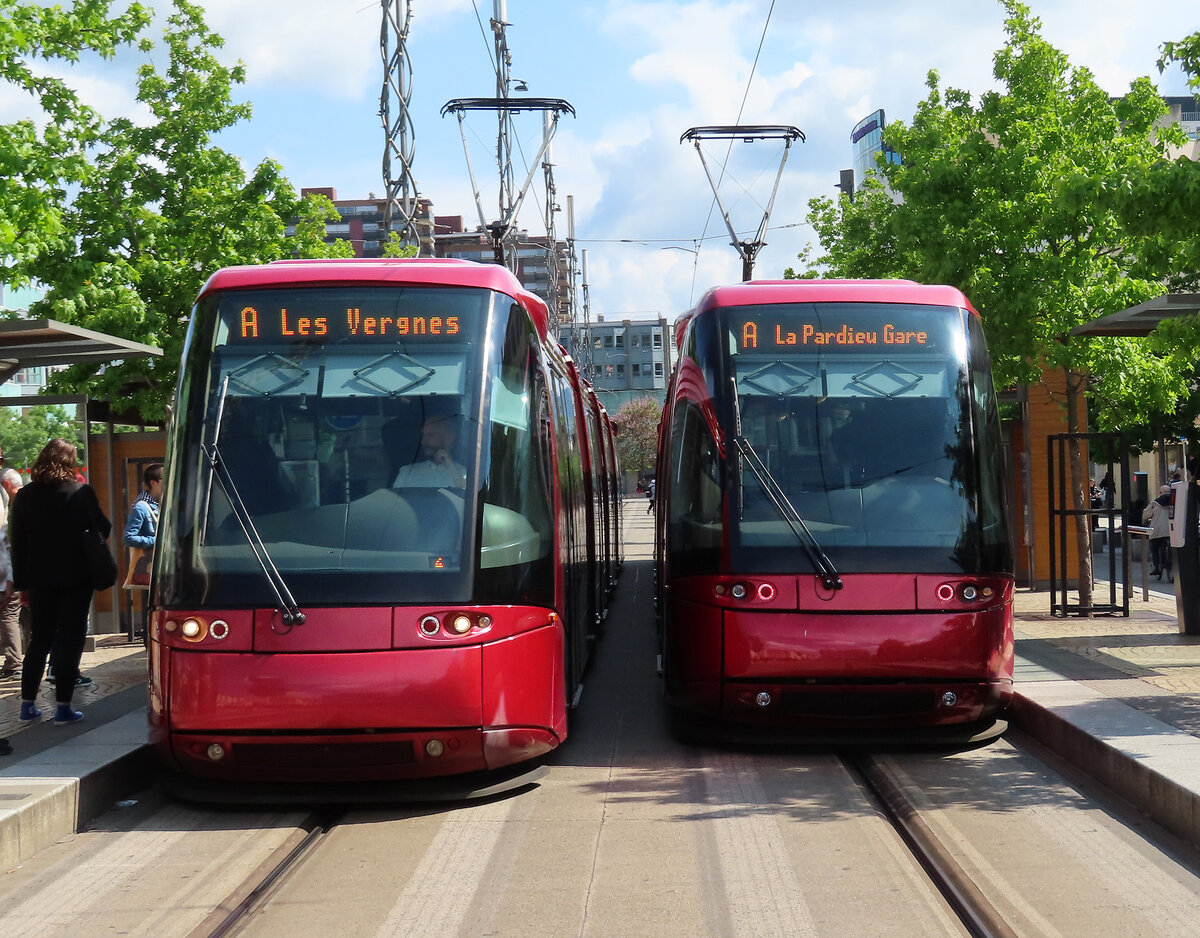 Spezielle Strassenbahn in Clermont-Ferrand an der Haltestelle Jaude: Tramway sur pneumatiques (Strassenbahn auf Gummirädern), System Translohr. Die Fahrzeuge werden mittels einer Leitschiene in der Mitte geführt. Clermont-Ferrand, 22.5.2023