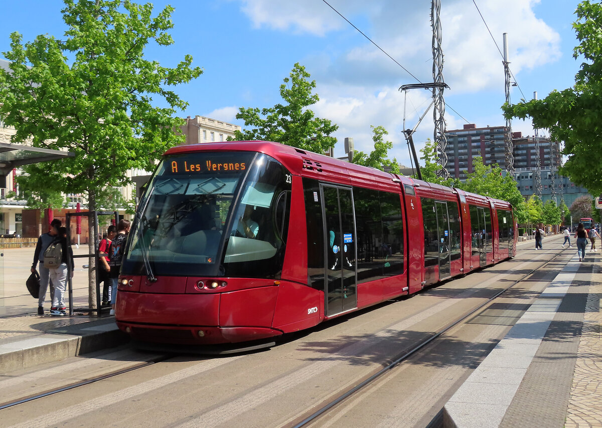Spezielle Strassenbahn in Clermont-Ferrand nach Les Vergnes an der Haltestelle Jaude: Tramway sur pneumatiques (Strassenbahn auf Gummirädern), System Translohr. Die Fahrzeuge werden mittels einer Leitschiene in der Mitte geführt. Clermont-Ferrand, 22.5.2023
