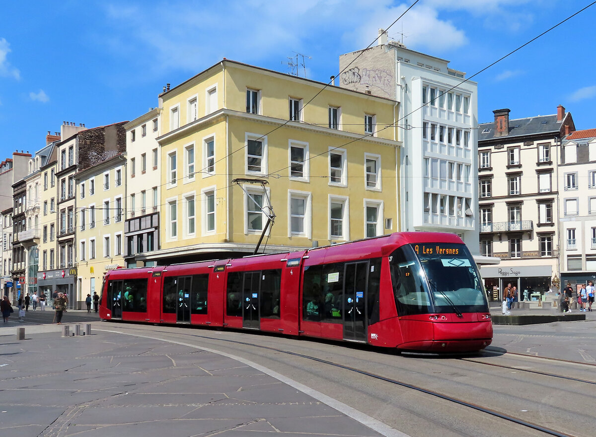 Spezielle Strassenbahn in ClermontFerrand in der Nähe der Haltestelle