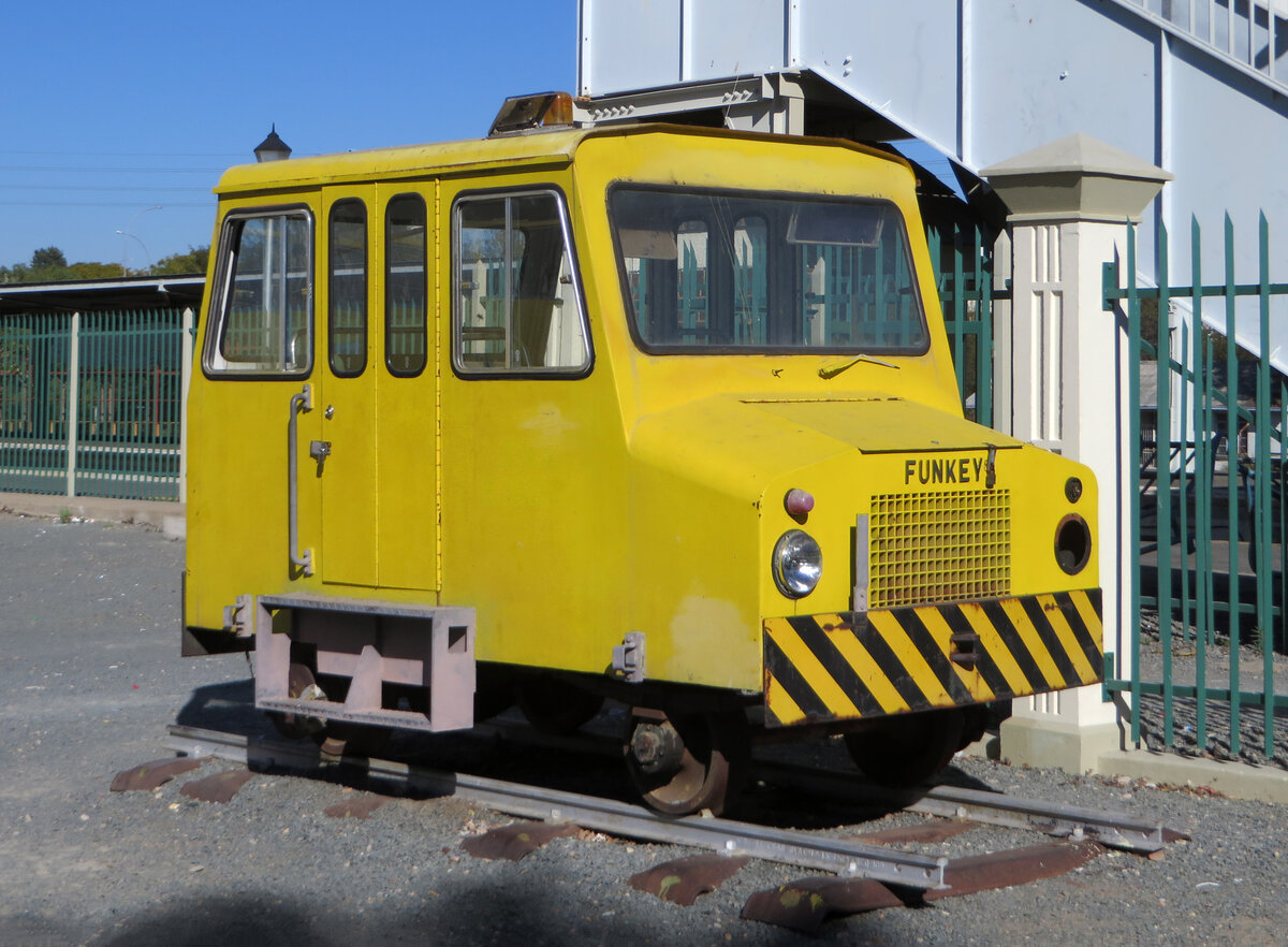 Spezielles Vehikel vor dem Bahnhof Windhoek, 16.7.2014