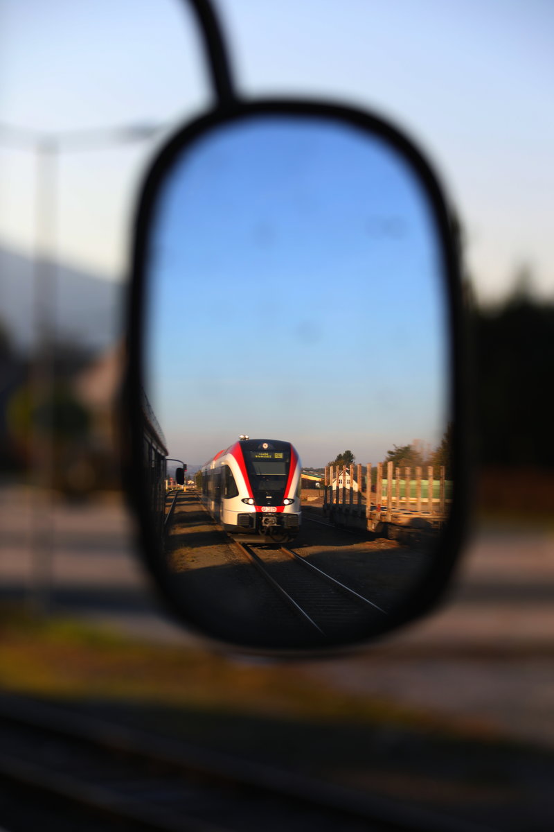 Spiegel Spiegel Schulterblick lernt man ja in der Fahrschule. 

Ausblick aus dem VT10.02 am 15.10.2017