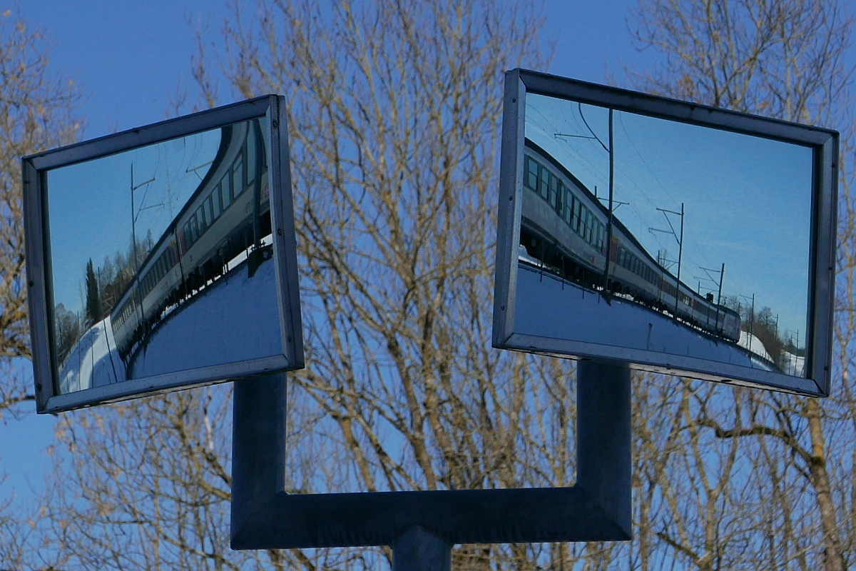 Spiegelbild eines fast vollstndigen 9-Wagen-Zuges (1 Wagen fehlt). Auf der Fahrt von links nach rechts / von Basel nach St. Gallen wurde der IR 2263 in der Nhe von Gossau indirekt fotografiert (29.01.2017).