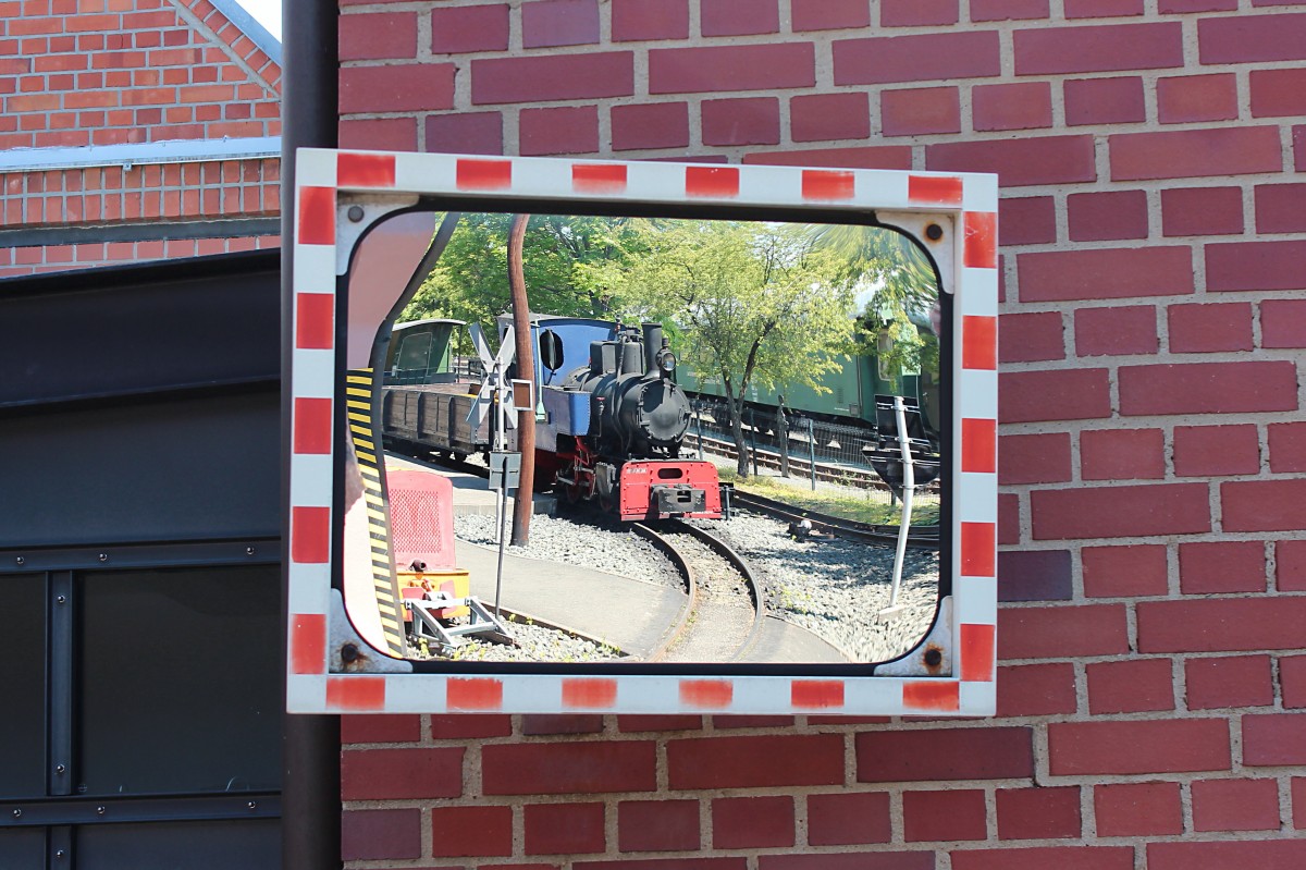 Spiegelbild von der Feldbahnlok 2, die 1948 von der Firma Henschel in Kassel gebaut wurde, sie drehte ihre Runden auf dem Gelände des DDM in Neuenmarkt-Wirsberg.