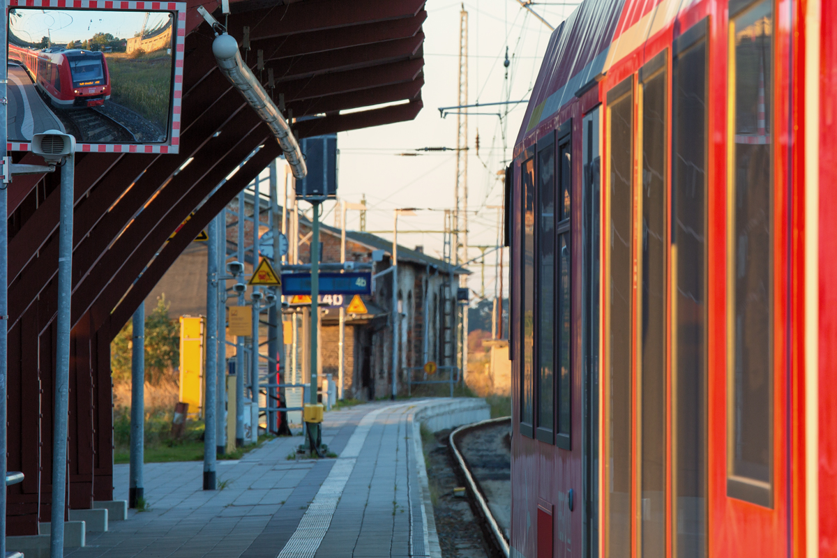 Spiegelbild mit RE 4, der am Bahnsteig 4a des Bahnhofs Pasewalk steht. - 11.10.2015
