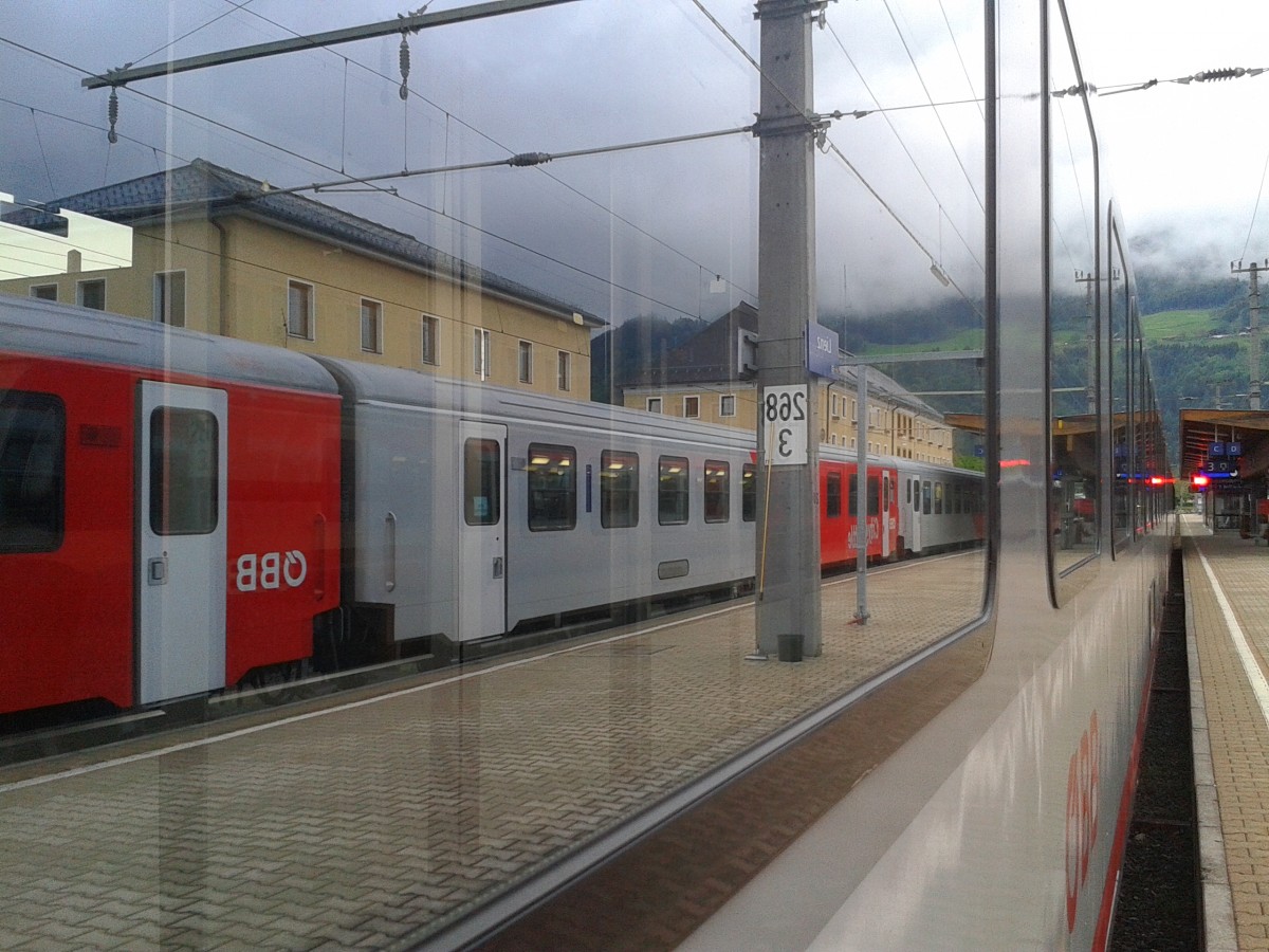Spiegelung des R 4875 im für den nächsten Tag bereitgestellten D 736. (Lienz, 15.35.2015)