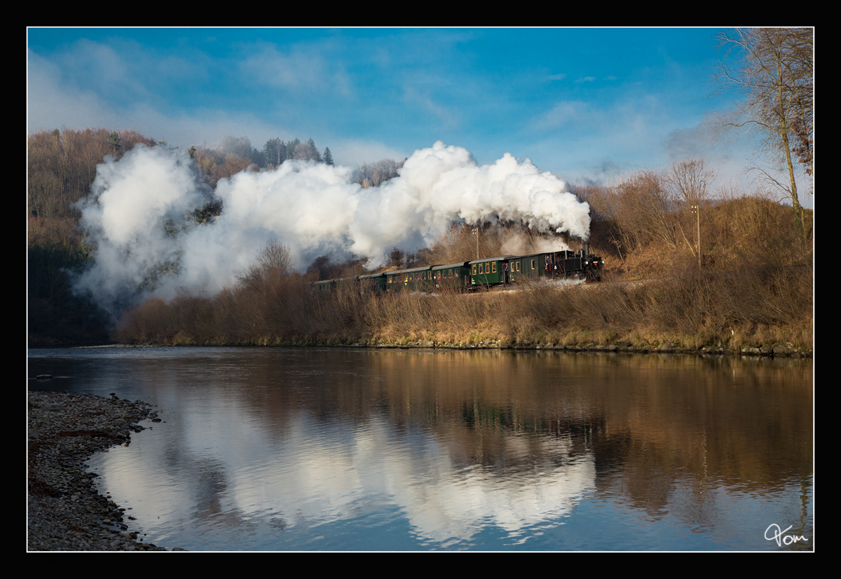 Spiegelung - Die ÖGEG Dampflok 298.102, dampft mit einem Adventzug durch das Steyrtal, von Steyr nach Grünburg, aufgenommen am Steyrufer nahe Grünburg 8.12.2016