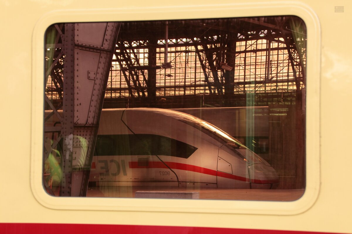 Spiegelung im Fenster zusehen ein DB ICE 4 in K�ln Hbf, Juni 2025.