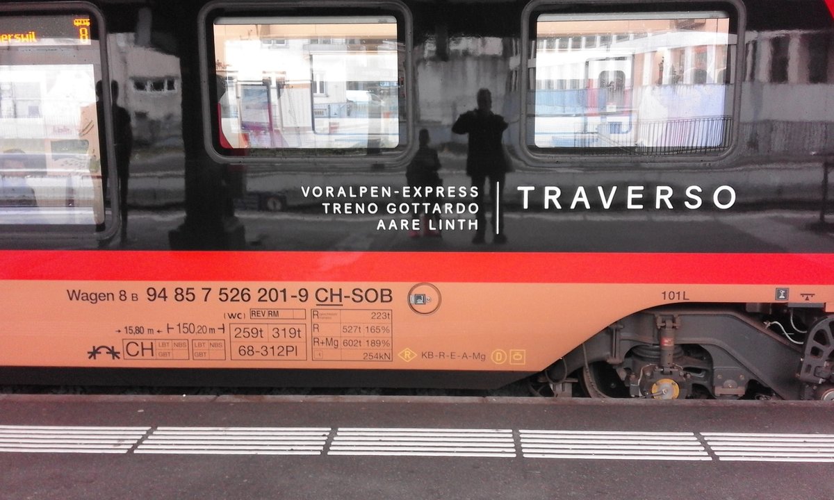 Spieglein, Spieglein am Bahnsteigrand, wer fährt hier durchs ganze Land?
Der neue Triebzug der SOB zeigt dem Fotografen und seinem bahnliebenden Sohn in glänzender Manier, auf welchen Strecken er einst zu bestaunen sein wird.

St. Gallen HB, 08.09.2019