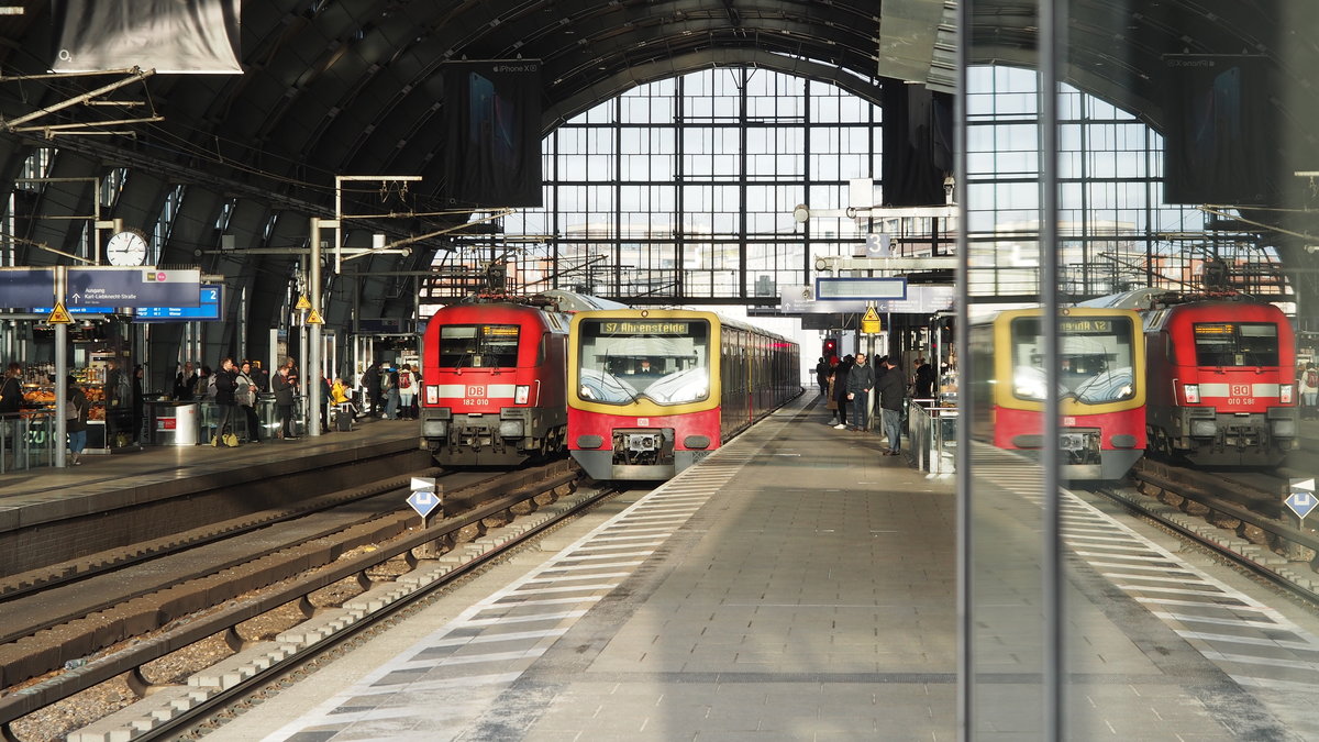 Spieglein, Spieglein an der Wand ...

Am Bahnhof B.-Alexanderplatz fährt der RE1 (RE 3112), geschoben von 182 010, aus, während eine S-Bahn der Linie 7 (BR 481) nach Ahrensfelde einfährt.

Berlin, der 08.02.2019