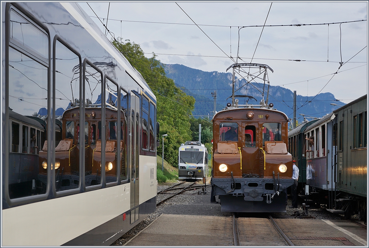  Spieglein Spieglein an der Wand, wer ist die Älteste im ganzen Land? ...
Nun die schöne RhB Bernina Bahn Ge 2/2 161 mag nicht die älteste beim B-C Jubiläum gewesen sein, aber ziemlich sicher die älteste noch im Plan-Einsatz stehende Lok.
Blonay, den 9. Sept. 2018