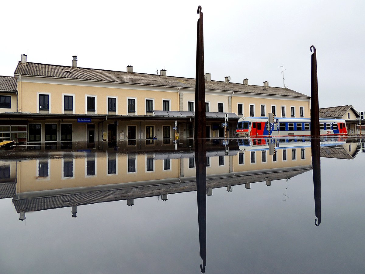  Spieglein, Spieglein in der nassen Blechplatte  wer ist der schönste Bahnhof im ganzen Land?  Ried i.I.; 181103