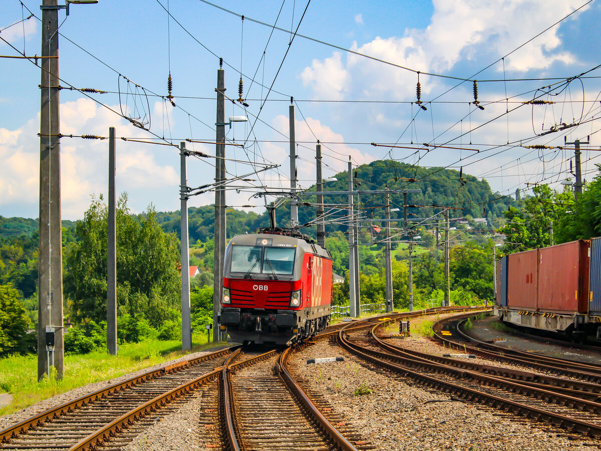 Spielfeld-Strass. Am 17.08.2023 fährt hier die ÖBB Vectron-Lokomotive 1293 047 von slowenischer Seite aus in den Bahnhof Spielfeld.