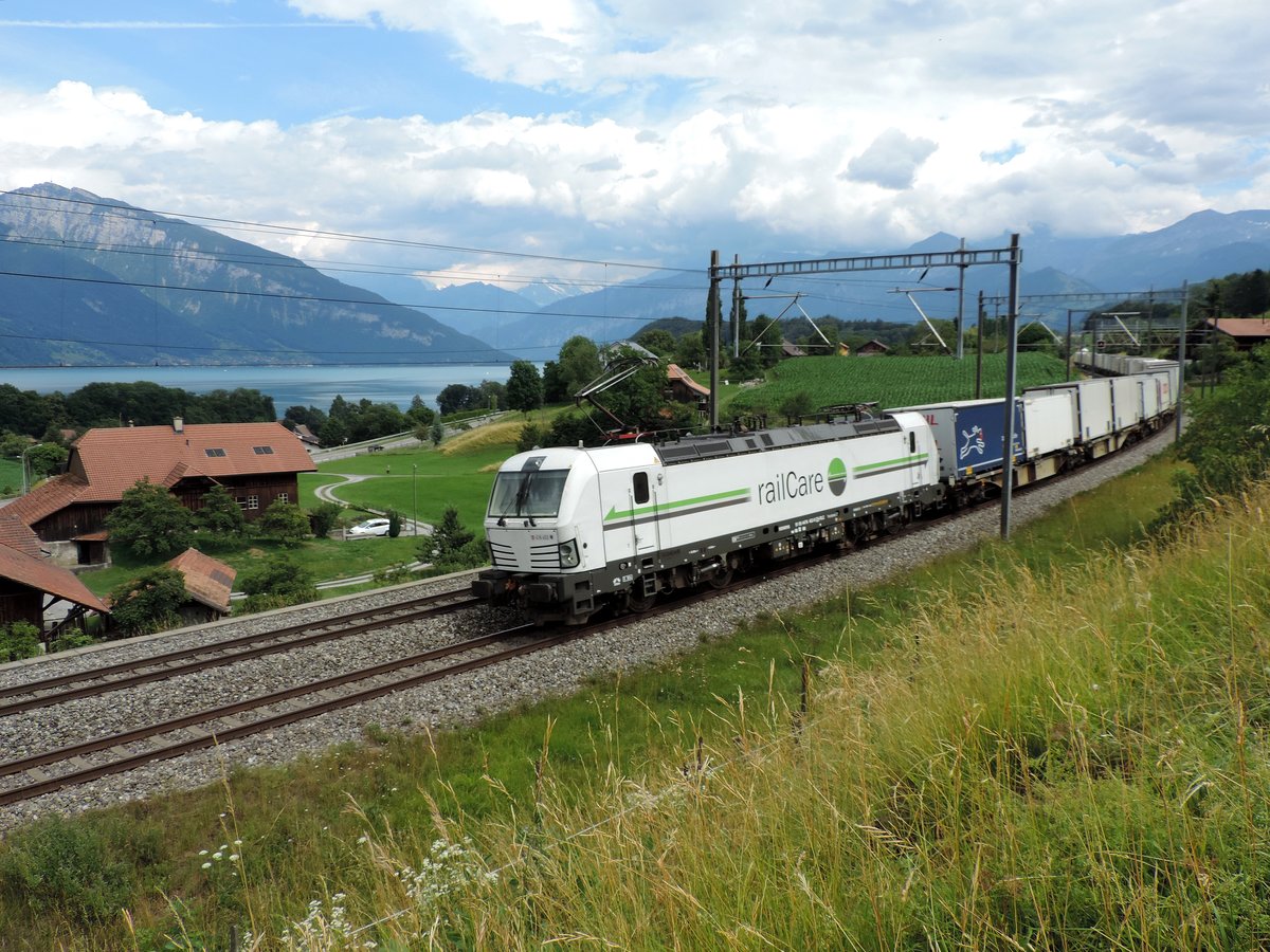 Spiez - 12. July 2019 : Re 476 452 Railcare unterwegs mit einem COOP KLV.