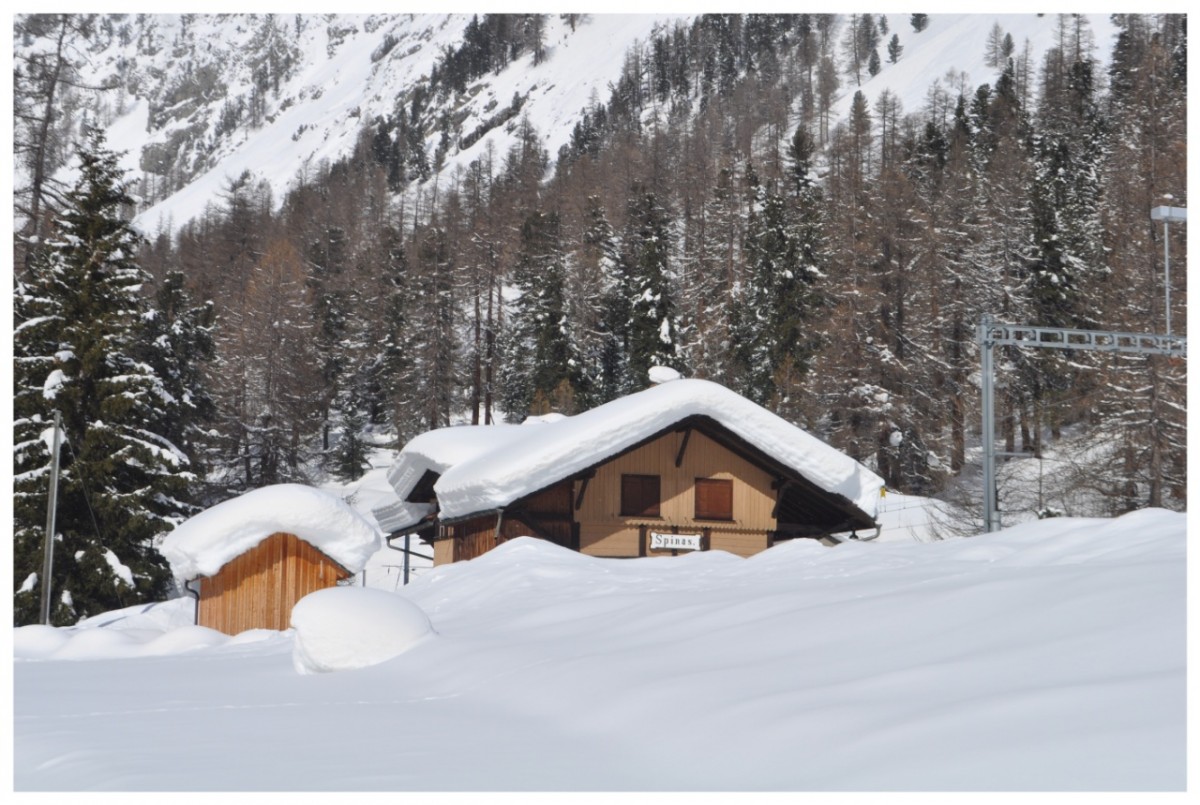 Spinas am südlichen Ende des 5864m langen Albulatunnels versinkt fast in den Schneemassen.(22.02.2014)