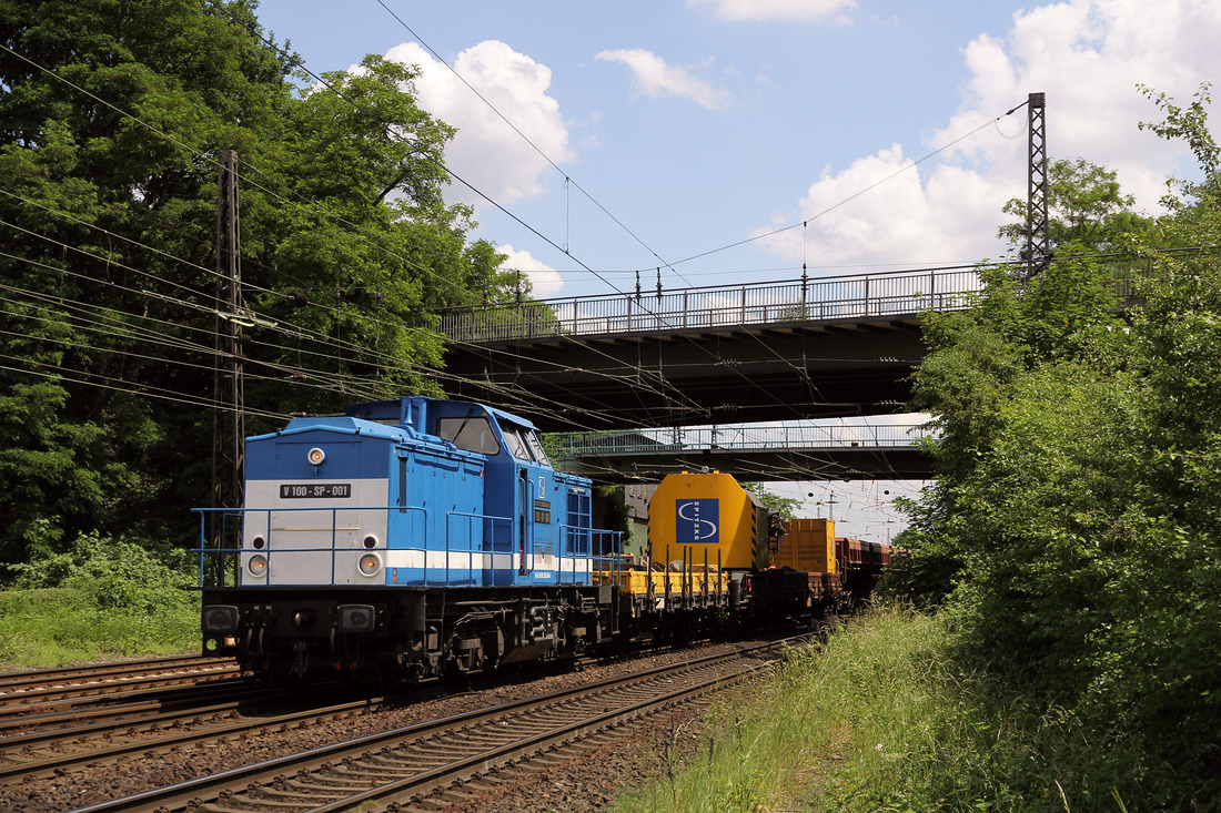 Spitze V 100 - SP - 001 durchfährt mit einem Bauzug am 30. Mai 2018 den Oberhausener Stadtteil Osterfeld.