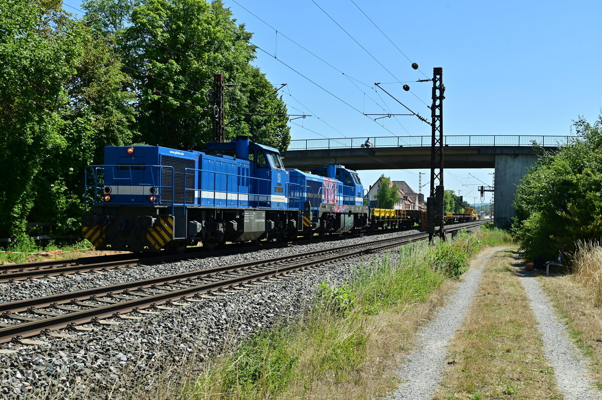 Spitzke Bauzug mit der 1272 846-4 von MAK und der Vossloh 4180 000-6 samt leeren Schienenwagen. 19.7.2022