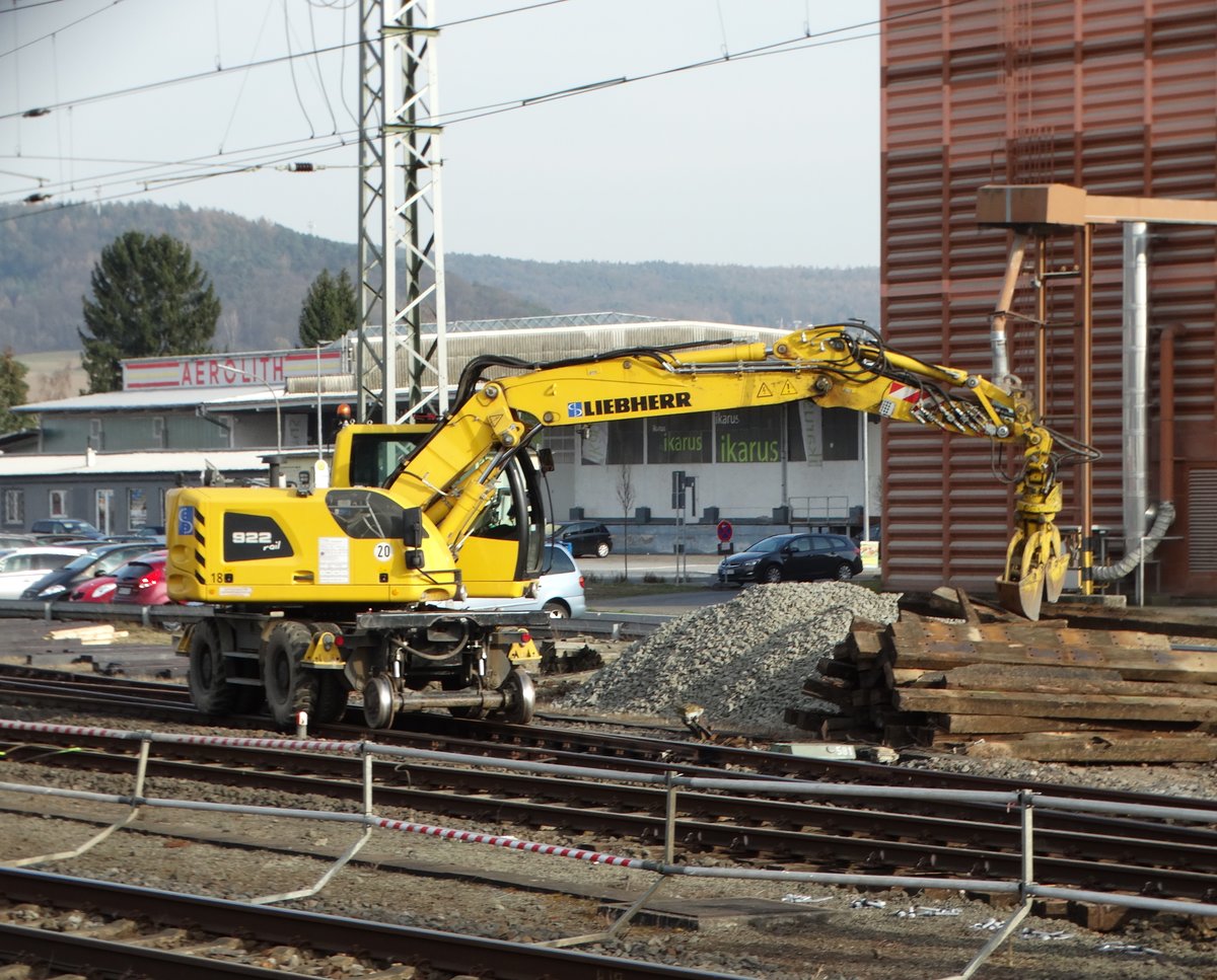 Spitzke Gleisbau Liebherr 922 Rail am 14.03.17 beim Arbeiten in Gelnhausen Bhf vom Bahnsteig aus fototgrafiert