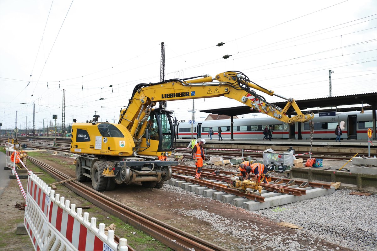 Spitzke Liebherr 922Rail am 02.04.19 in Hanau Hbf bei Gleisarbeiten 