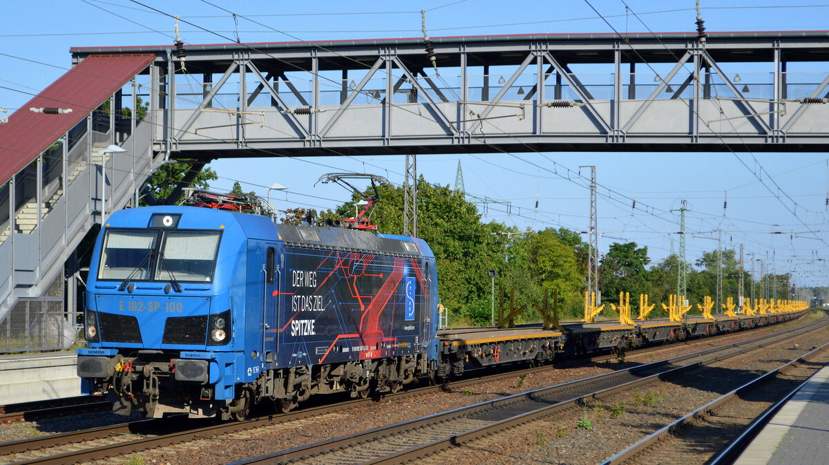 Spitzke Logistik GmbH, Großbeeren [D]  E 192-SP-100  [NVR-Number: 91 80 6192 007-3 D-SLG] und einem Zug leerer Oberbaustoffwagen am 09.09.21 Bf. Saarmund.
