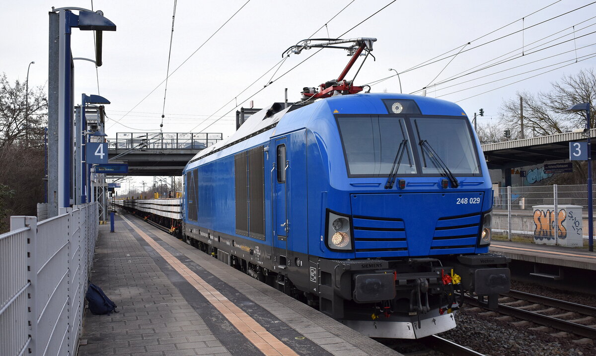 Spitzke Logistik GmbH, Großbeeren [D] mit ihrer drei Wochen alten Vectron Dual  248 029  [NVR-Nummer: 90 80 2248 029-1 D-SLG] und einem Ganzzug firmeneigener Oberbaustoffwagen mit Betongleisbohlen am 19.03.23 Durchfahrt Bahnhof Berlin Hohenschönhausen.
