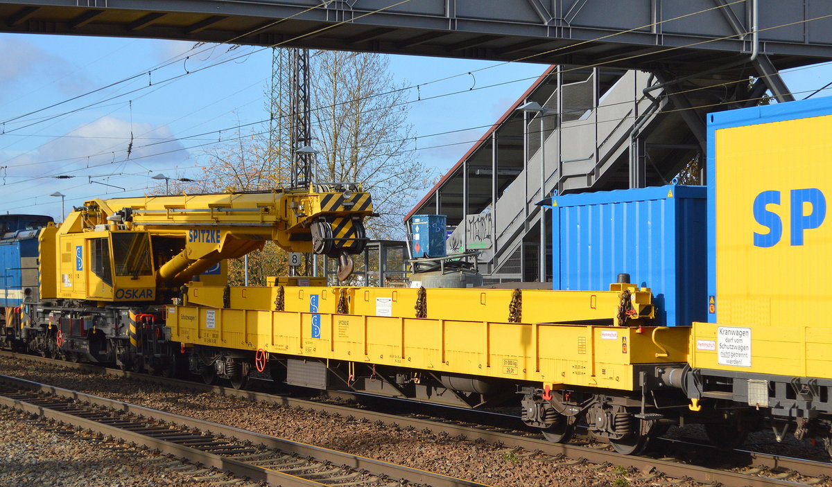 Spitzke Logistik GmbH mit dem Schutzwagen 1 mit der Nr. 37 RIV 80 D-SPAG 9900 200-1 Rs 680 am Haken von  V 100-SP-008  + Kranwagen Typ KIROW KRC 810 T  OSKAR  am 05.11.20 Bf. Saarmund.