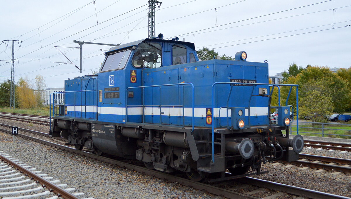 Spitzke Logistik GmbH mit  V 100-SP-027  (NVR:  D-SLG 92 80 1214 017-6  am 27.10.21 Durchfahrt Bf. Golm (Potsdam).