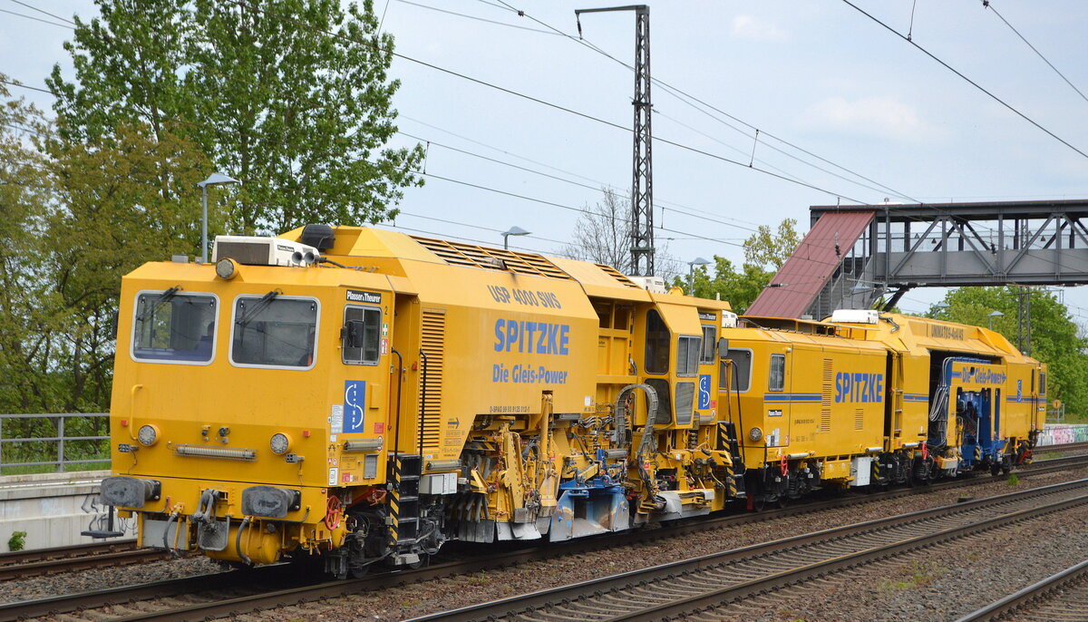 Spitzke Logistik mit ihrer modernen Universalschotterverteil- und Planiermaschine USP 4000 SWS (D-SPAG 99 80 9125 012-1) und der Universalstopfmaschine Unimat 09-4x4/4S (S-SPAG 99 80 9121 013-3) am 04.05.22 Durchfahrt Bf. Saarmund.