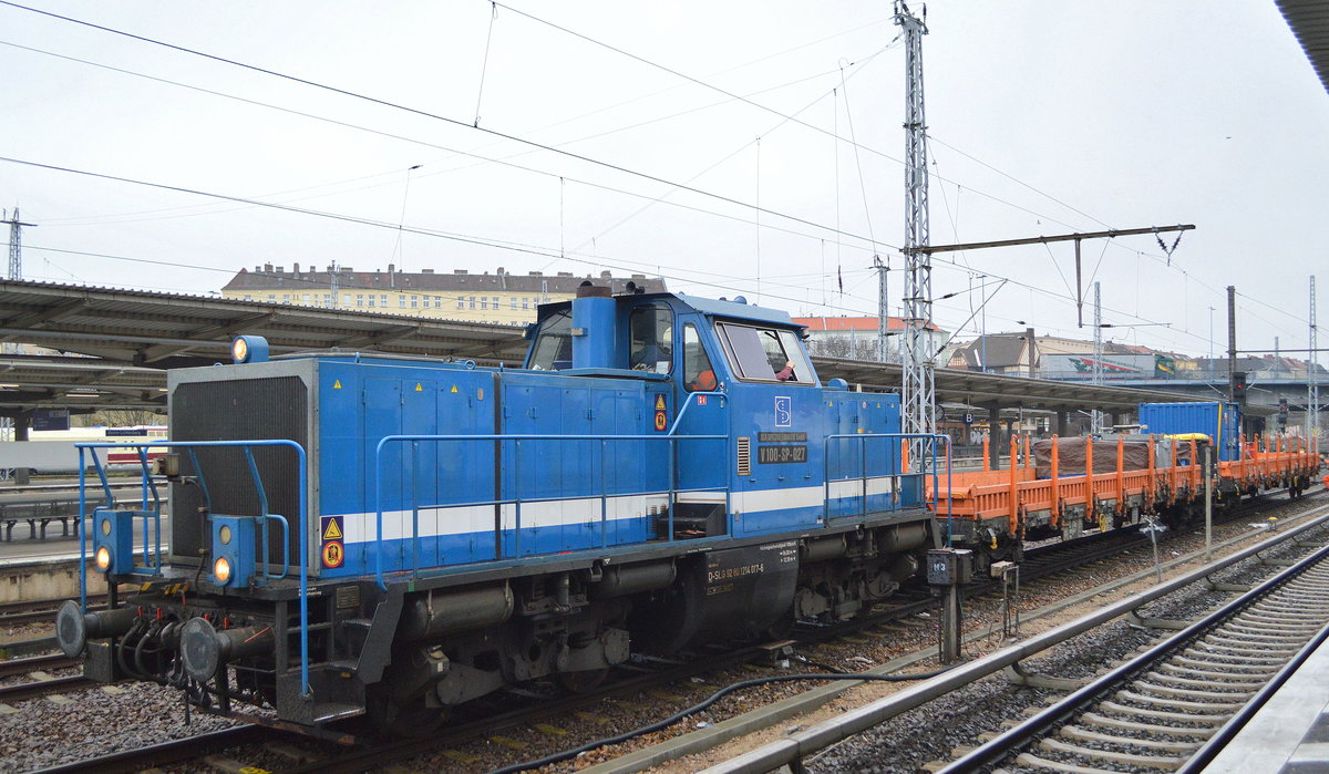 Spitzke Logistik mit V 100-SP-027 (NVR-Nummer: D-SLG 92 80 1214 017-6) und zwei Flachwagen am 09.01.20 Durchfahrtgleis Bf. Berlin-Lichtenberg.