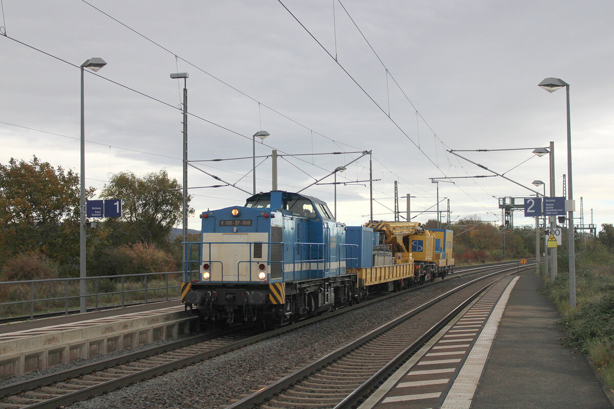 Spitzke Logistik V 100-SP-006 (92 84 2203 006-6 NL-SLG) mit einem Bauzug Richtung Eisenach, am 29.10.2023 in Vieselbach.