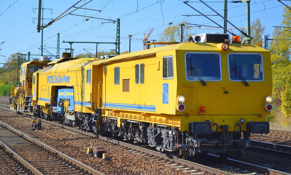 Spitzke SE mit P&T DYNAMIC STOPFEXPRESS 09-3X (D-SPAG 99 80 9121 006-7) und einer P & T Schotterplaniermaschine vom Typ SSP 2000 am Haken am 05.10.18 Bf. Flughafen Berlin-Schönefeld.