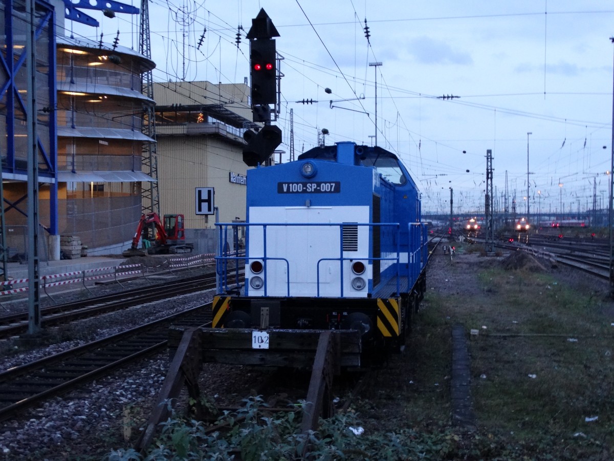 Spitzke V100-SP-007 am 13.12.14 in Mannheim Hbf vom Bahnsteig aus fotografiert