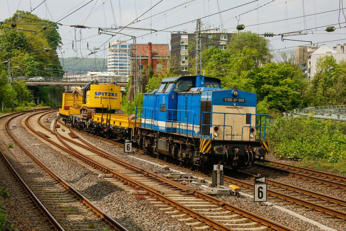 Spitzke V100-SP-009 mit Gleispower Bagger in Wuppertal, Mai 2022.