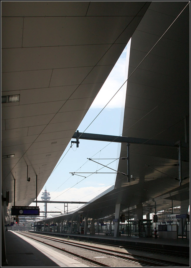Spitzwinklige Öffnung zum Himmel -

Wien Hauptbahnhof.

03.06.2015 (M)