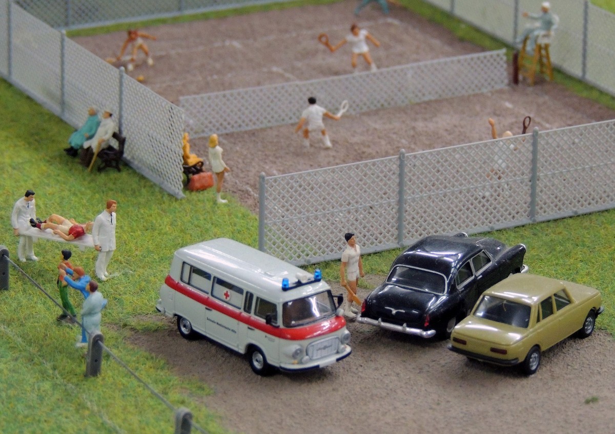 Sport ist ja bekanntlich Mord, einen Spieler vom benachbarten Fuballfeld hat es schon erwischt (Szene der Holle-Modellbahn in Hessisch-Lichtenau, 27.10.2013).
