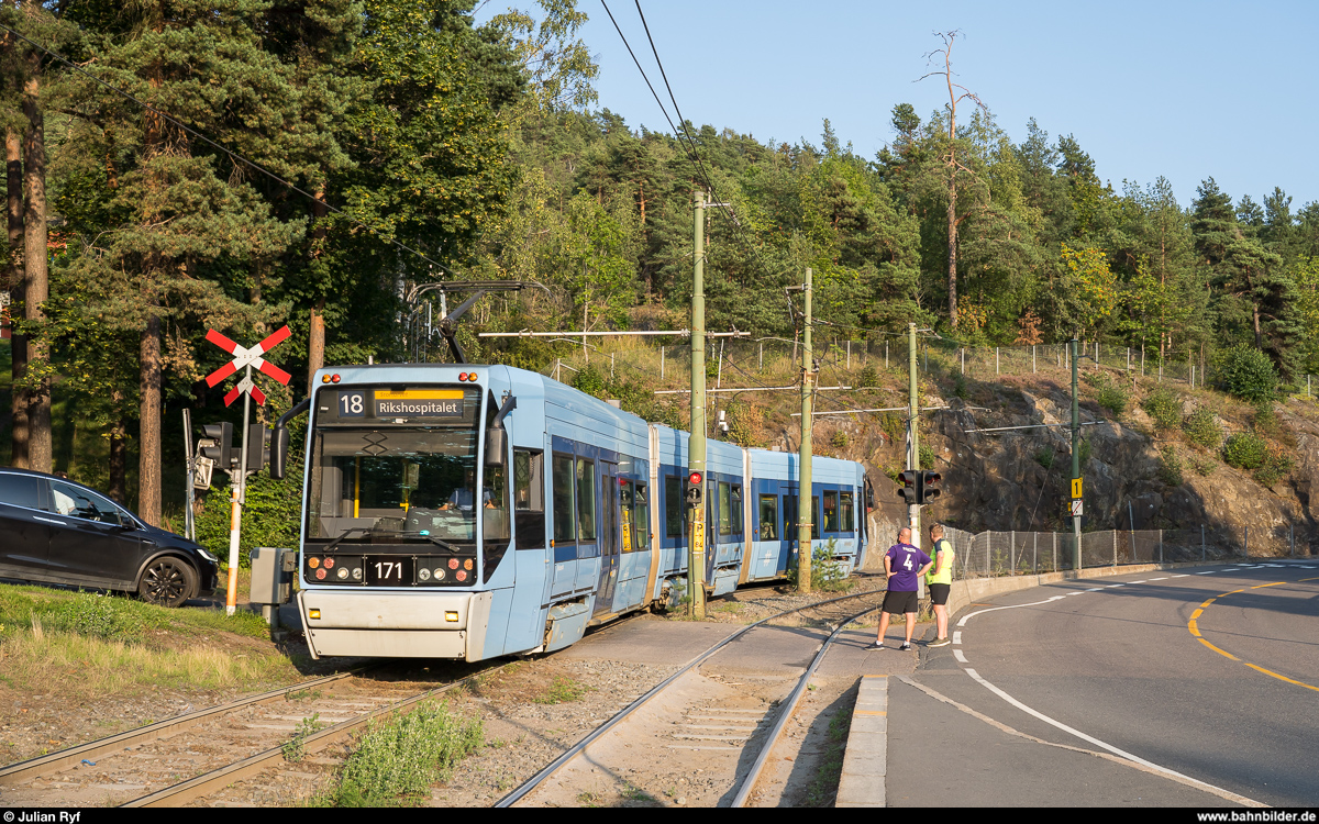 Sporveien Oslo Wagen 171 auf der Linie 18 / Ekebergbanen zum Rikshospitalet verlässt die Haltestelle Ekebergparken.