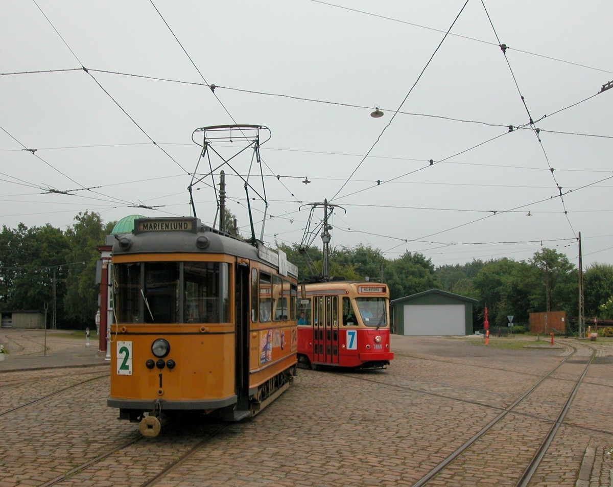 Sporvejsmuseet Skjoldenæsholm / Dänisches Strassenbahnmuseum am 7. Juli 2012: Århus Sporveje Tw 1 (HW der Kopenhagener Strassenbahnen 1945) / HHA PCC-Tw 3060 (Société Anonyme La Brugeoise et Nivelles 1951) am Vorplatz des Strassenbahnmuseums.