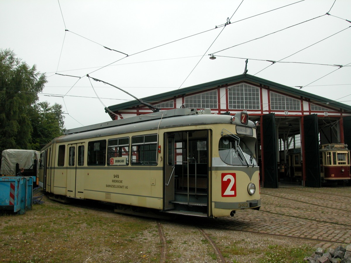 Sporvejsmuseet Skjoldenæsholm / Dänisches Strassenbahnmuseum am 7. Juli 2012: Rheinische Bahngesellschaft AG DÜWAG-GT6 2412. - Der GT6 hält vor der Halle II. Grosse Teile dieses Gebäudes stammen aus dem 1901 errichteten Strassenbahnbetriebshof im Kopenhagener Stadtteil Valby. Das Gebäude wurde in den fünfziger Jahren abgebaut und in einen Vorort von Kopenhagen verlegt, wo es viele Jahre als Holzhandlung verwendet wurde. Nach noch einer Verlegung des Gebäudes, diesmal zum Strassenbahnmuseum, wurde es 1995 als Wagen- und Ausstellungshalle wieder errichtet.
