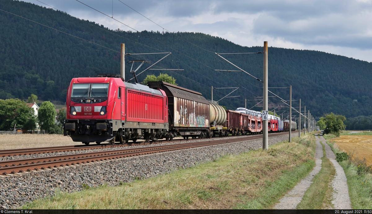 Spot an für 187 158-1 mit Gemischtwarenladen, der bei Etzelbach (Uhlstädt-Kirchhasel) Richtung Saalfeld(Saale) fährt.
Viele Grüße zurück an den Tf!

🧰 DB Cargo
🚩 Bahnstrecke Großheringen–Saalfeld (Saaletalbahn | KBS 560)
🕓 20.8.2021 | 11:50 Uhr