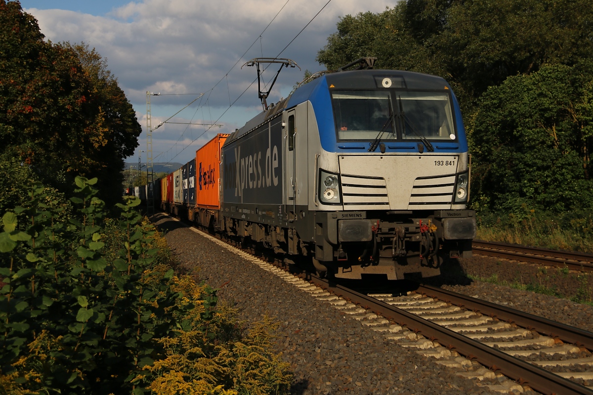 Spot an für 193 841 mit Containerzug in Fahrtrichtung Süden. Aufgenommen am 29.09.2015 in Wehretal-Reichensachsen.