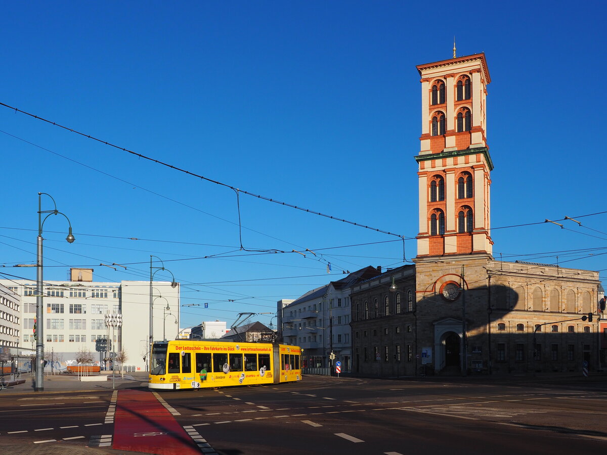 Spot an für die Straßenbahn in Dessau während der beiden Weihnachtsfeiertage 2021. 

Lichtdurchflutet waren beide Tage Anlass für Rundgänge durch die alte Heimat, verbunden mit einigen Tram-Bildern. Kurz nach der Haltestelle  Museum Nord  biegt Wagen 309 Richtung Junkerspark auf der Linie 3 ab. 
Im Hintergrund das Museum für Naturkunde und Vorgeschichte.

Dessau, der 26.12.2021