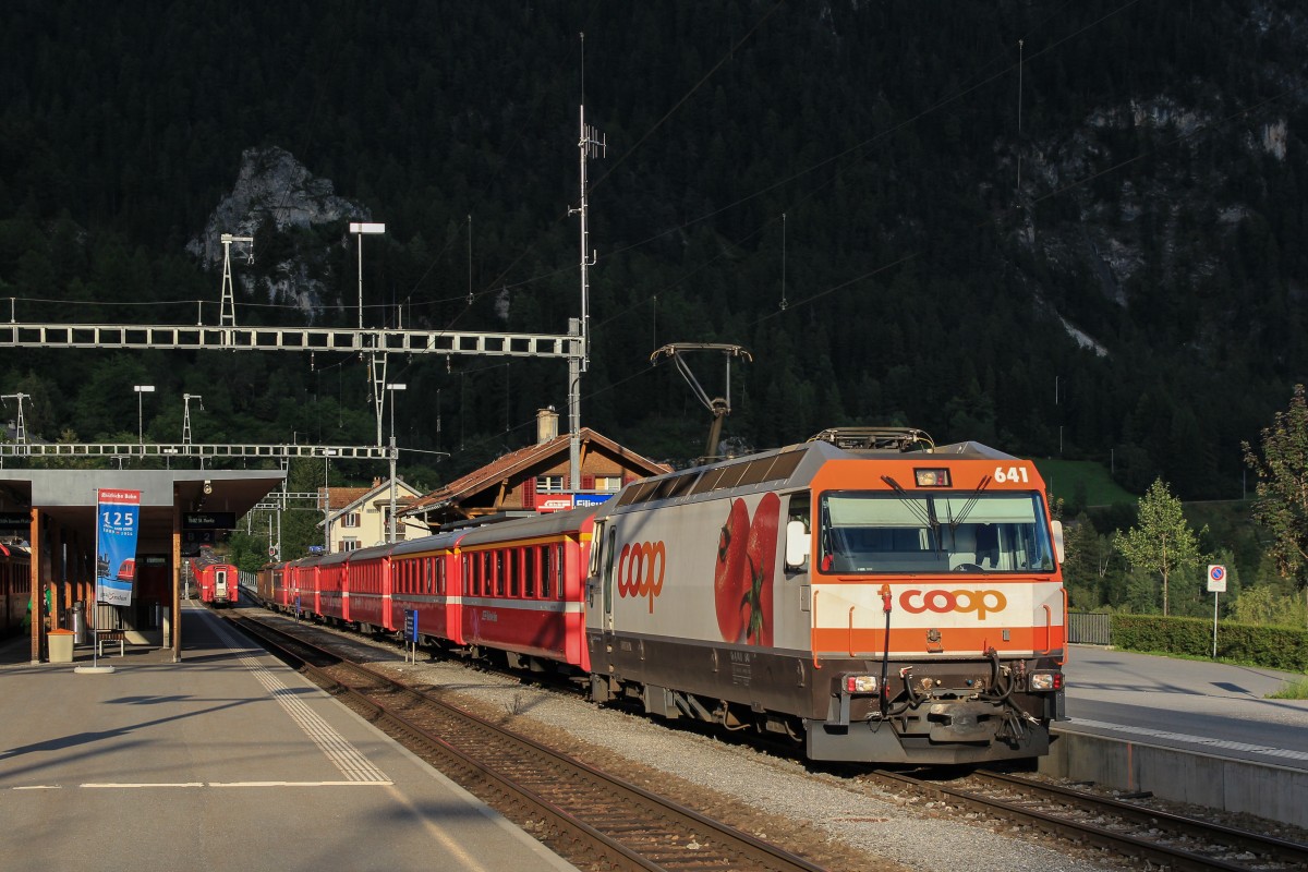 Spot an für die Tomaten-Lok der RhB: Ge 4/4 III 641 am 18. August 2014 im Bahnhof von Filisur.