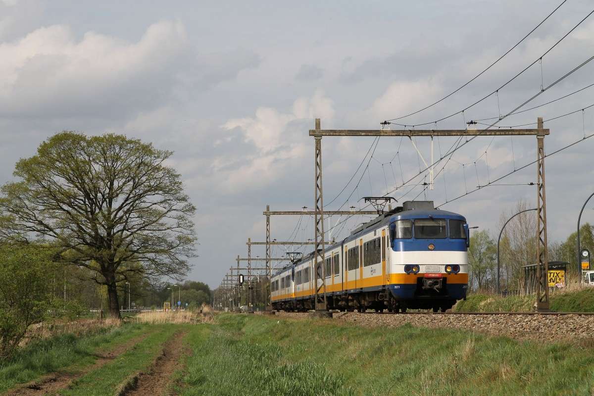 Sprinters 2977 und 2114 mit Regionalzug RE 7043 Apeldoorn-Enschede bei Hengelo am 7-4-2014.