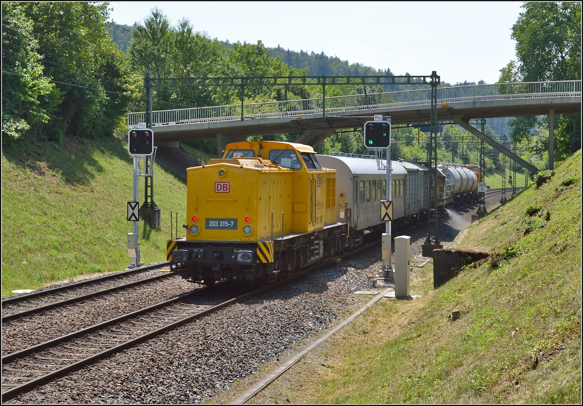 Spritzzug der DB Netz Instandhaltung auf der badischen Hauptbahn in der Schweiz bei Herblingen. Hinten fährt 203 315-7. Juli 2015.